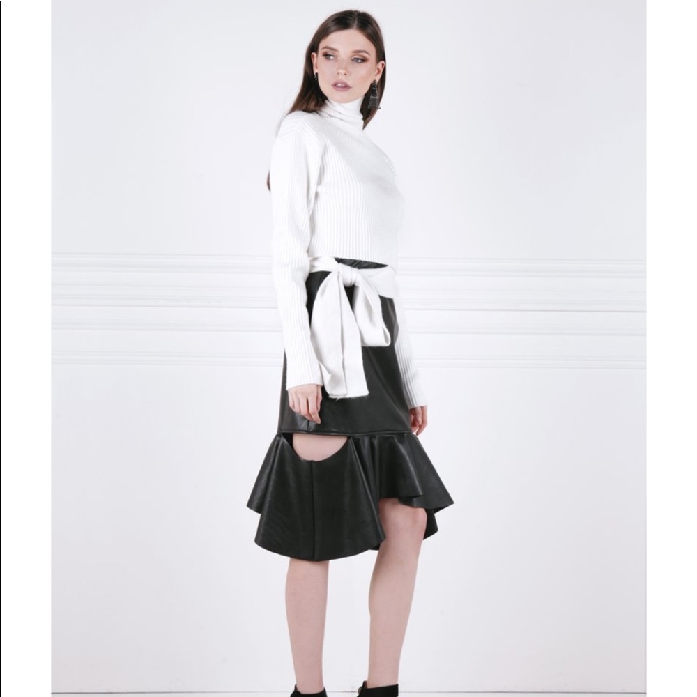 ๐ White Turtleneck Crop Sweater with Bow - Picture 2 of 4